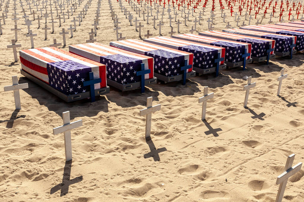 Antywojenny protest na plaży Santa Monica kwiecień 2011. Ponad 4000 krzyży reprezentujących Amerykanów zabitych w Afganistanie i Iraku. - Zdjęcie, obraz