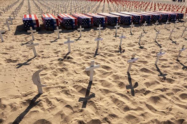 Protesta contra la guerra en la playa de Santa Mónica abril de 2011. Más de 4000 cruces que representan a estadounidenses asesinados en Afganistán e Irak. - Foto, imagen