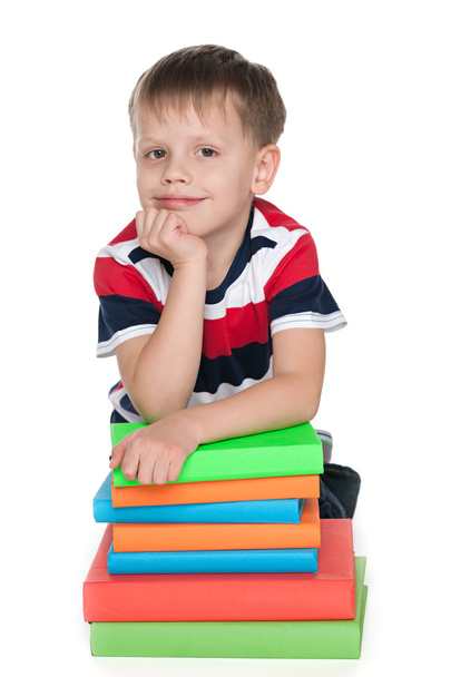 Продуманий молодий хлопчик з книгами
 - Фото, зображення