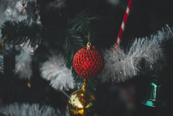 Schöne rote Kugel für geschmückten Weihnachtsbaum. Hintergrund der Feiertage - Foto, Bild