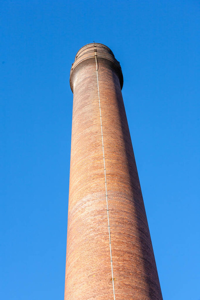 vysoký komín pro cihlovou pec - Fotografie, Obrázek