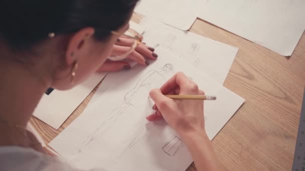 Σχεδιαστής με σχέδιο μολυβιού στο τραπέζι  - Πλάνα, βίντεο