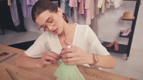 Giovane designer che lavora con stoffa e manichino - Filmati, video