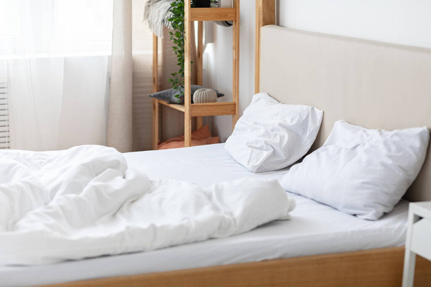 Пустая двуспальная кровать с двумя подушками и одеялом - Фото, изображение
