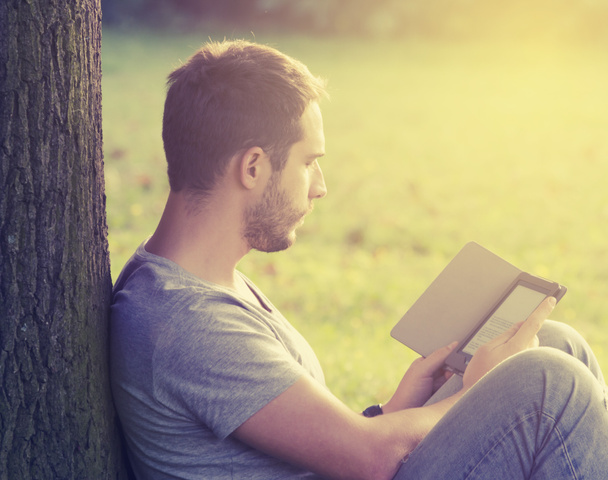Mladý muž čte e-book - Fotografie, Obrázek