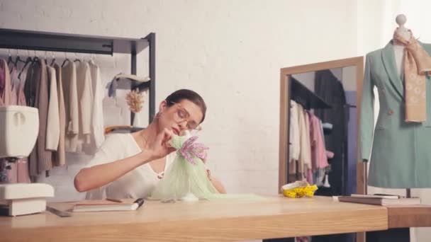 Σχεδιαστής κάνοντας φόρεμα για μανεκέν στο εργαστήριο  - Πλάνα, βίντεο