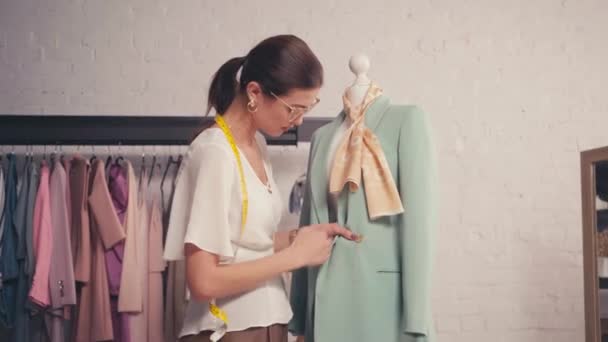 Diseñador trabajando con chaqueta en maniquí  - Metraje, vídeo