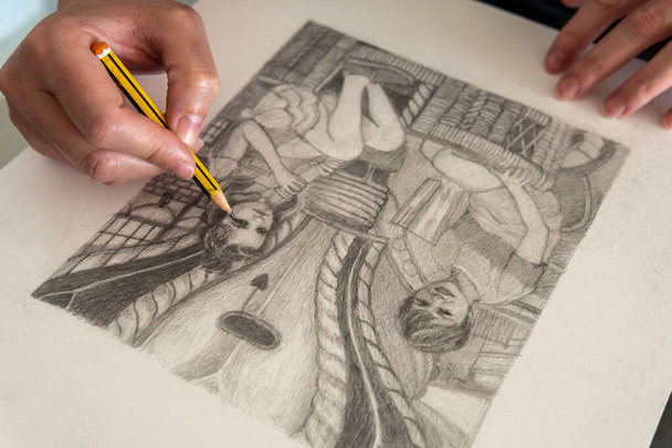 Gros plan des mains faisant un dessin figuratif en noir et blanc. Artiste travaillant dans son atelier - Photo, image
