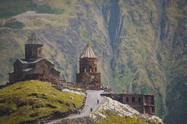 Antica chiesa della Trinità di Gergeti Tsminda Sameba, vicino al monte Kazbek, un punto di riferimento della Georgia nelle montagne del Caucaso. - Foto, immagini