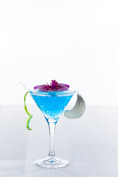 Blue swimming pool Cocktail with caviar and flower petals - Φωτογραφία, εικόνα