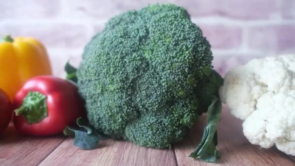 Υγιεινή επιλογή τροφίμων με φρέσκα λαχανικά στο τραπέζι  - Πλάνα, βίντεο