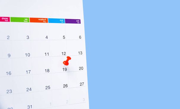 закрыть верхний вид на синий календарный график месяца, чтобы назначить встречу или управлять расписанием каждый день лежал на синем фоне для планирования работы и жизни концепт - Фото, изображение