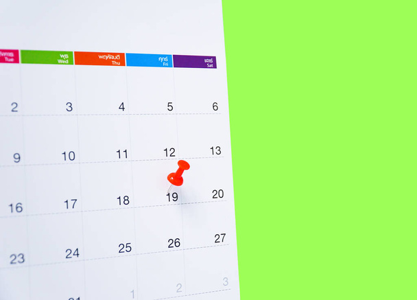Nahaufnahme von oben auf grünen Kalendermonat Zeitplan Terminvereinbarung zu machen oder zu verwalten Zeitplan jeden Tag lag auf grünem Hintergrund für die Planung von Arbeit und Leben concep - Foto, Bild
