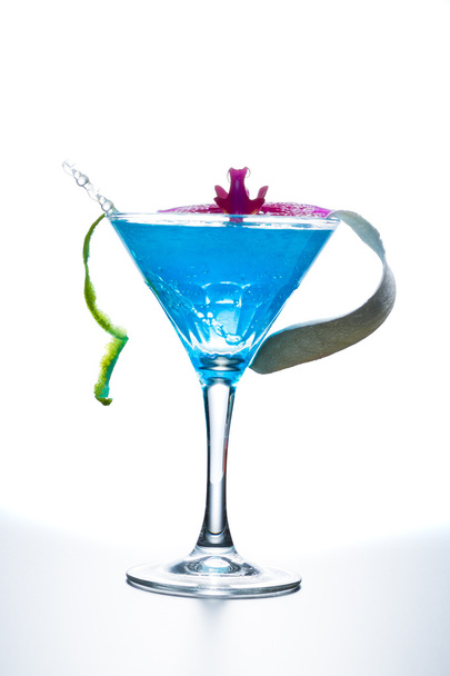 Blue swimming pool Cocktail with caviar and flower petals - 写真・画像