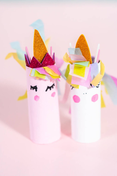 Hacer un unicornio con el rollo de papel higiénico y papel artesanal. - Foto, Imagen