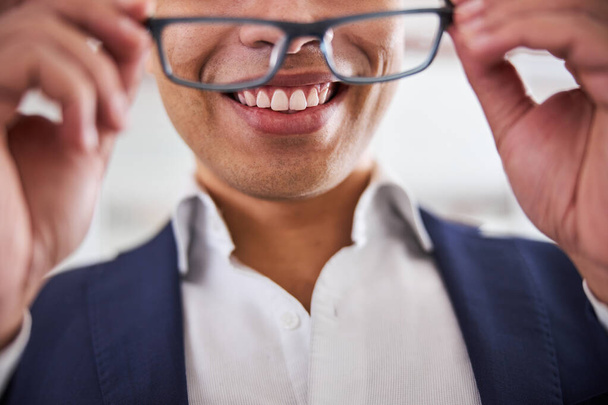 Fröhliche junge männliche Käufer wählen neue Brillen - Foto, Bild