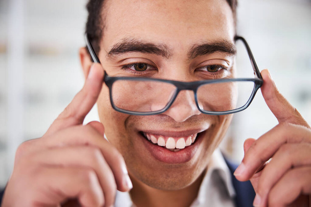 Cliente alegre experimentando óculos em uma loja óptica - Foto, Imagem