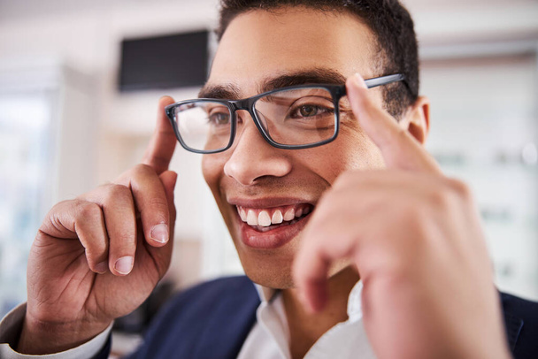 Fröhliche Kunden in trendigen Brillen, die wegschauen - Foto, Bild