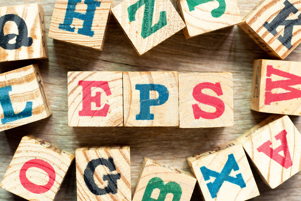 Alfabeto letra bloque en palabra EPS (Abreviatura de ganancias por acción) con otro sobre fondo de madera - Foto, imagen