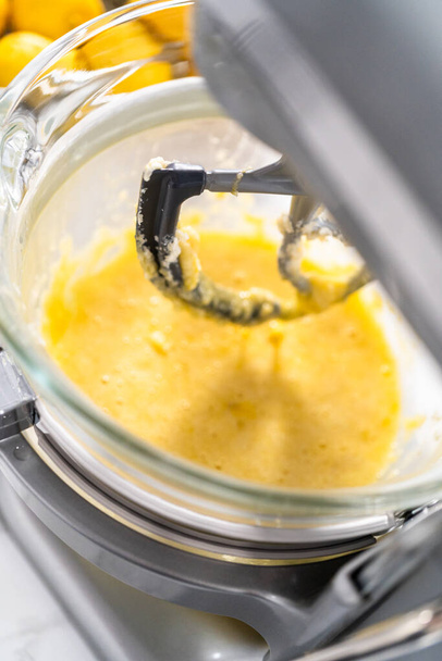 Míchání ingrediencí do těsta na citrónový koláč. - Fotografie, Obrázek