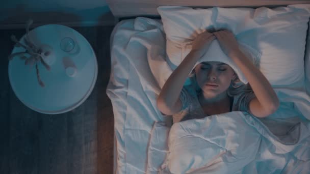 vista dall'alto della donna malata con asciugamano sulla testa che soffre di febbre  - Filmati, video