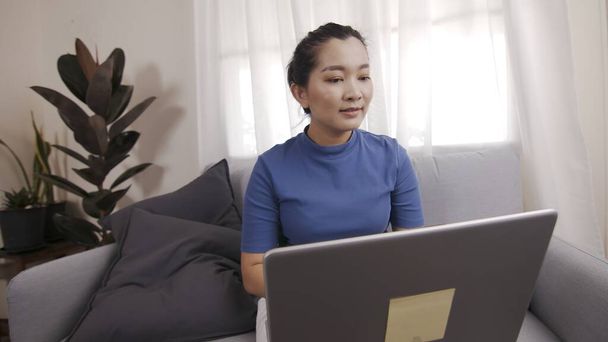Empresária tiro autêntico usando um laptop para trabalhar a partir de casa feliz - Foto, Imagem