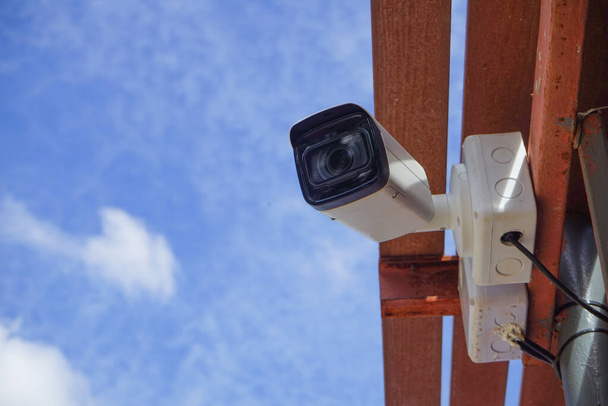 Câmeras de CCTV sujas são instaladas nos beirados para detectar roubo de propriedade. Câmera de segurança CCTV ao ar livre.                                - Foto, Imagem