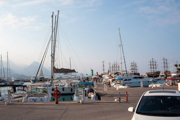 Muitos iates e barcos no porto. Navios no cais no porto. Kemer, Turquia - 08.07.2020 - Foto, Imagem