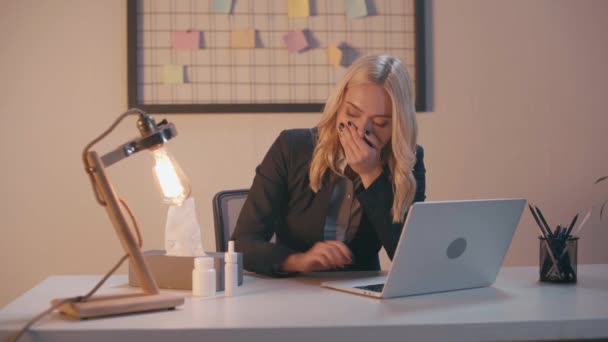 mujer de negocios enferma estornudando mientras trabaja en la oficina - Metraje, vídeo