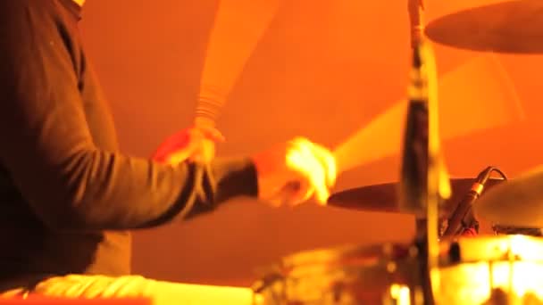 Músico en concierto, manos tocando la batería
 - Metraje, vídeo