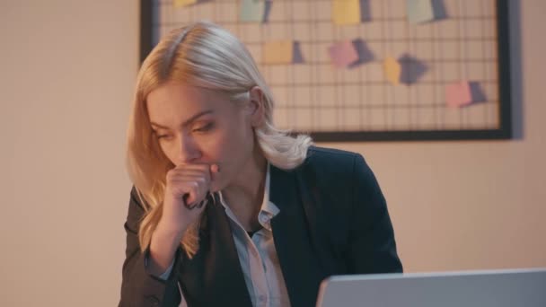 chora bizneswoman w blezer kaszel w biurze - Materiał filmowy, wideo