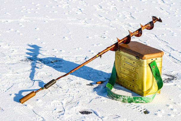 horgászbot téli halászathoz havas jégfelületen - Fotó, kép