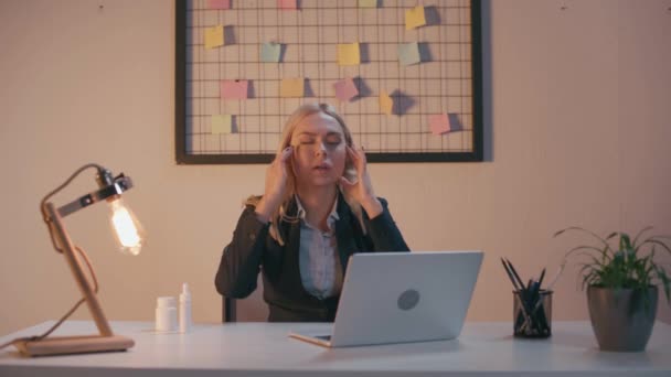 блондинка-бізнесмен торкається храмів, страждаючи від головного болю в офісі
 - Кадри, відео