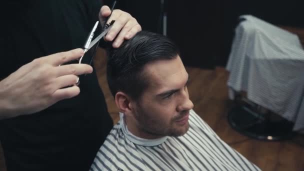Татуйований перукар, що ріже волосся брюнетки чоловіка
  - Кадри, відео