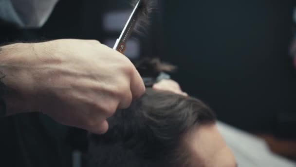 Detailní pohled na holiče stříhání vlasů člověka  - Záběry, video