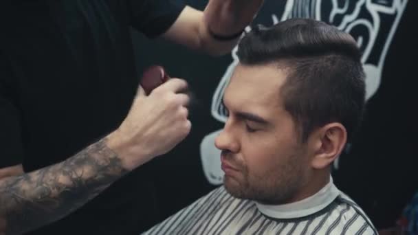 Barbier en masque médical à l'aide de brosse sur le client  - Séquence, vidéo