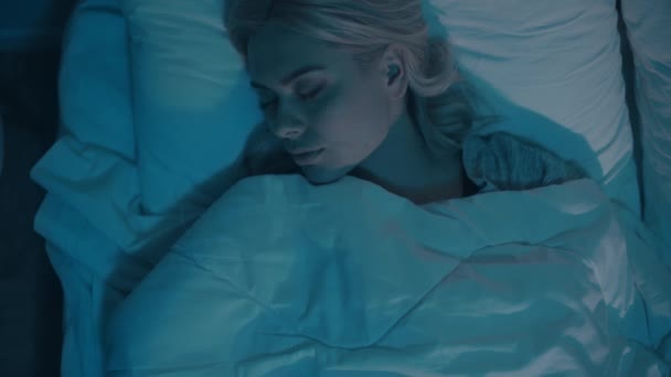 Unzufriedene Frau schaut auf Wecker, während sie Schlaflosigkeit hat - Filmmaterial, Video