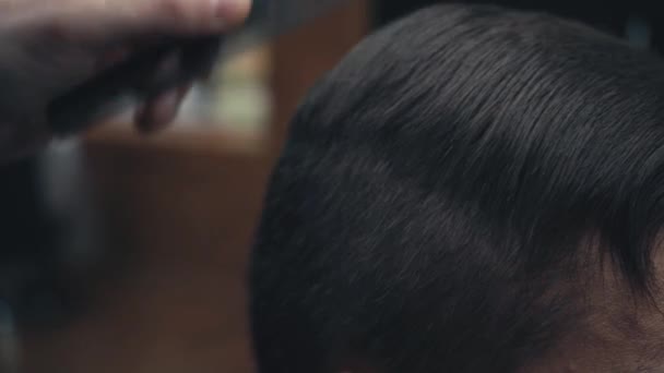 Vue rapprochée du coiffeur coupant les cheveux de l'homme  - Séquence, vidéo