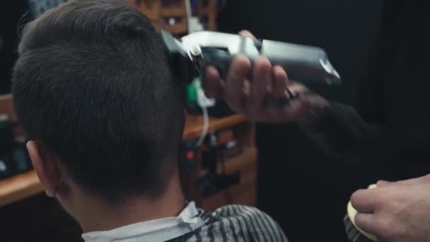 Barbeiro com escova aparar o cabelo do cliente  - Filmagem, Vídeo