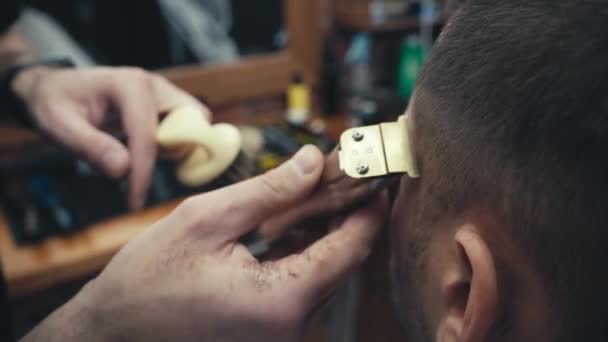 Nahaufnahme des Friseurs schneidet Stirn des Kunden  - Filmmaterial, Video
