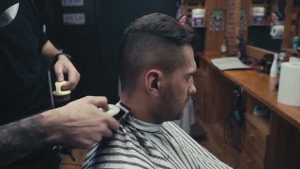 Fryzjer w masce medycznej przycinanie włosów klienta  - Materiał filmowy, wideo