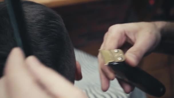 Vista aérea del peluquero con peine que recorta el pelo del cliente  - Metraje, vídeo