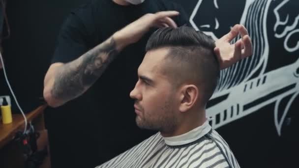 Friseur styling Haar der Kundin in Umhang im Friseurladen  - Filmmaterial, Video