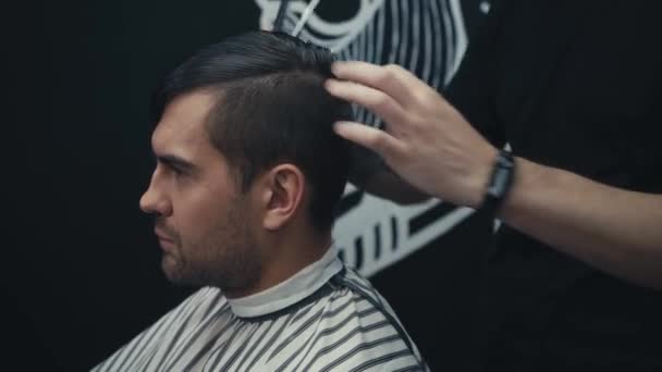 Peluquero peinado y corte de cabello del cliente  - Imágenes, Vídeo