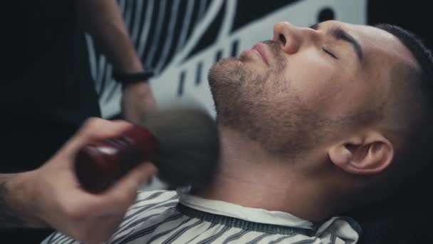 Friseur trägt Puder mit Pinsel auf Hals des Kunden auf - Filmmaterial, Video