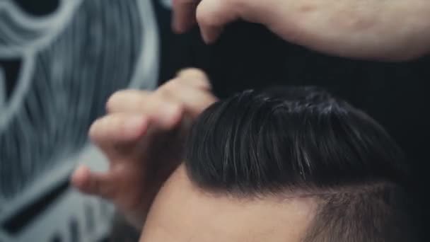 Vista recortada de peluquería peinado cabello del cliente después de corte de pelo  - Metraje, vídeo