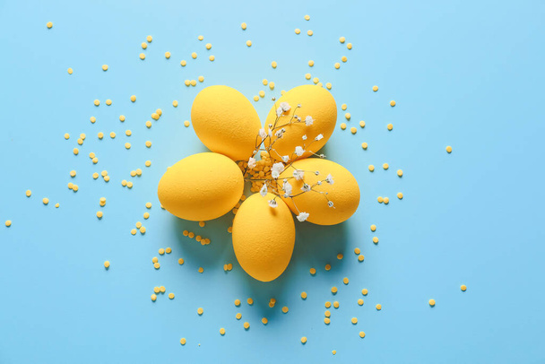 Composición con hermosos huevos de Pascua sobre fondo de color - Foto, Imagen