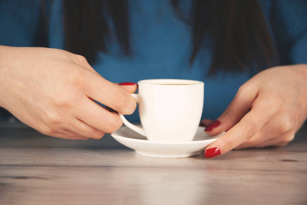  woman hand cup of coffee on the desk - Фото, зображення
