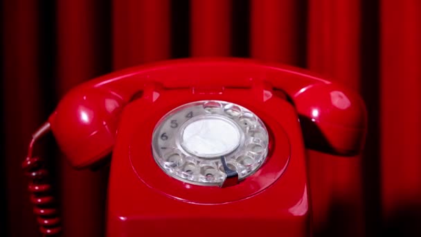 Červený klasický rotační telefon - Záběry, video