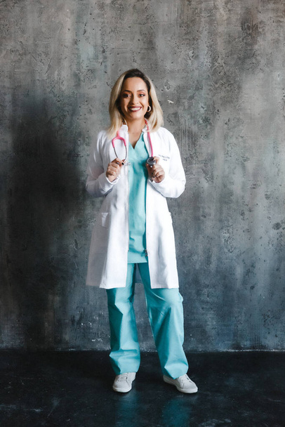 Médico menina em vestido médico e com estetoscópio - Foto, Imagem